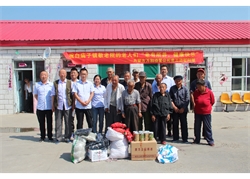 內蒙古萬(wàn)和項管公司黨工團慰問(wèn)白廟子鎮敬老院的老人們