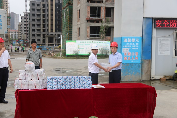 楊曉彬到徽鹽地產(chǎn)定遠、泗縣項目公司開(kāi)展高溫慰問(wèn)