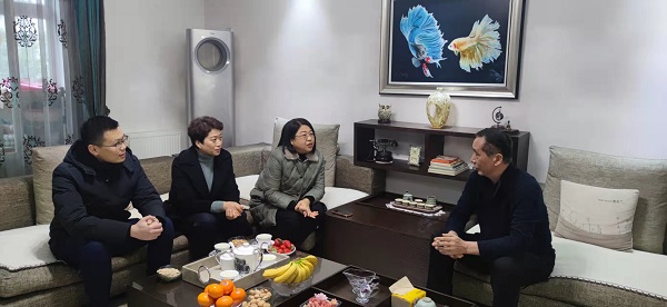 徽鹽地產(chǎn)集團開(kāi)展春節送溫暖走訪(fǎng)慰問(wèn)活動(dòng)